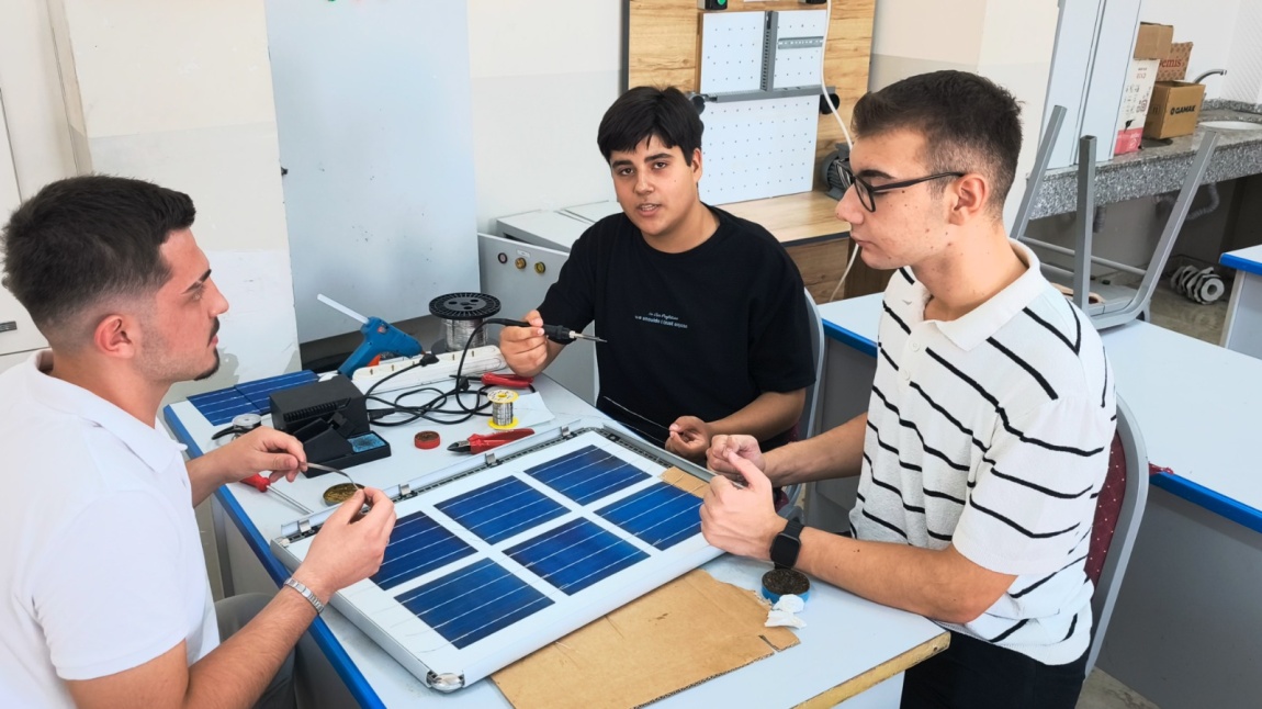 Yenilenebilir Enerji Teknolojileri Alanı öğrencilerimiz Teknofest 2025 Mesleki Yetenek yarışmasında finalist olarak İstanbul'a gitmeye hak kazandılar.